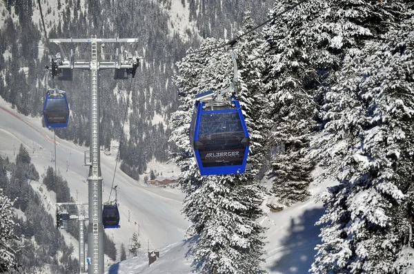 Avusturya Alplerinde kayak kaldırma