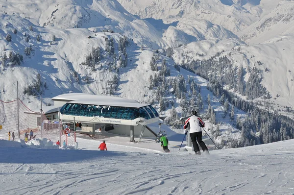 Skigebiet, Österreichische Alpen lizenzfreie Stockfotos