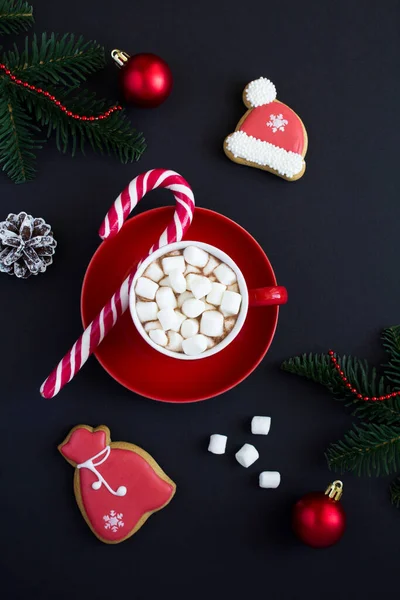 Heiße Schokolade Mit Marshmallows Der Roten Tasse Und Weihnachtskomposition Auf — Stockfoto