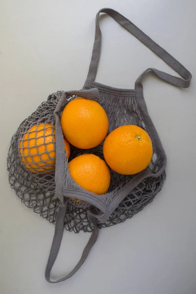 Sac Provisions Maille Gris Oranges Sur Fond Gris Pas Concept — Photo