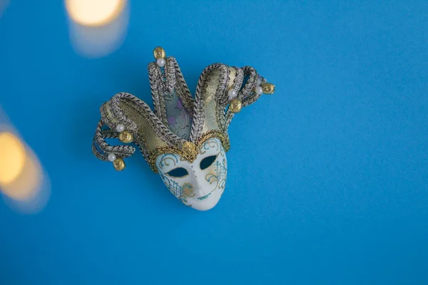 Venedik Karnaval Maskesinin Üst Görüntüsü Mavi Arka Planda Işıklar Boşluğu — Stok fotoğraf