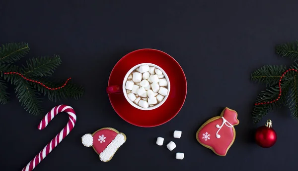 Draufsicht Auf Heiße Schokolade Mit Marshmallows Der Roten Tasse Und — Stockfoto