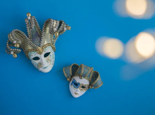Mavi Arka Planda Iki Venedik Karnaval Maskesi Işıkları Görünüyor Boşluğu — Stok fotoğraf