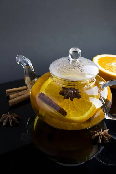 Close Auf Glas Teekanne Mit Orange Zimt Und Anis Auf — Stockfoto