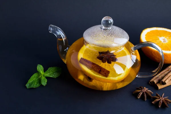 Primer Plano Tetera Vidrio Con Naranja Canela Anís Fondo Negro — Foto de Stock