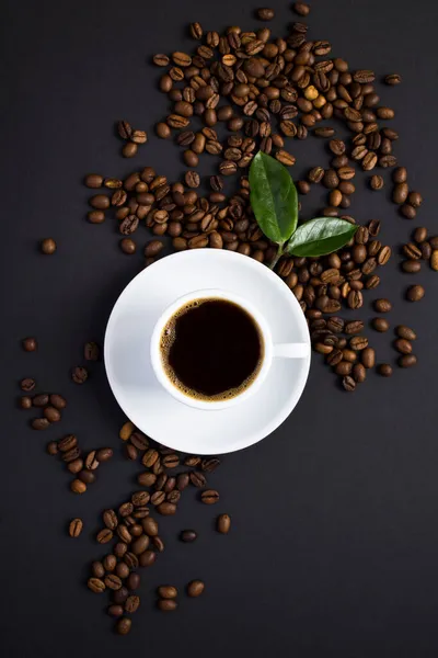 Вид Сверху Чашки Кофе Кофейные Бобы Чёрном Фоне Крупный План — стоковое фото