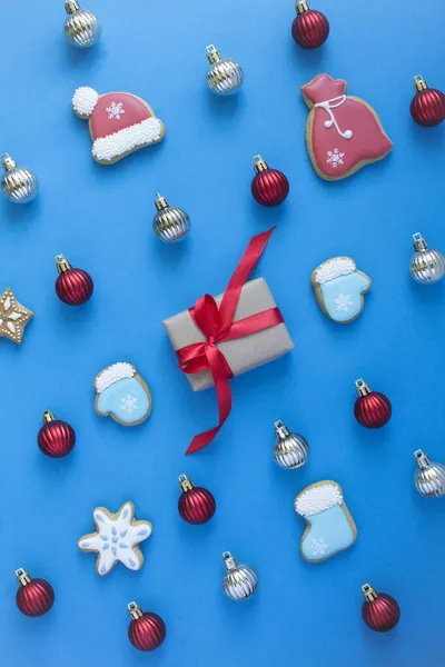 Lapos Feküdt Karácsonyi Mézeskalács Ajándékdoboz Kék Háttér Első Látásra Függőleges — Stock Fotó