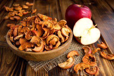 Kırsal ahşap arka plandaki kasede kurutulmuş elma. Yakın plan..