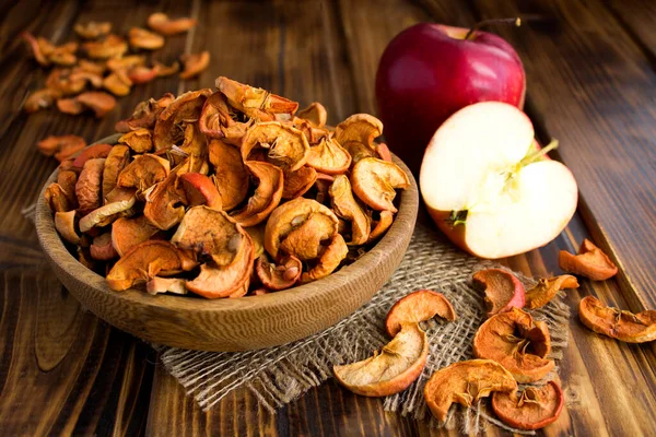 Kırsal ahşap arka plandaki kasede kurutulmuş elma. Yakın plan..