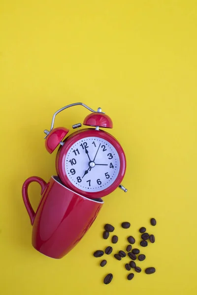 Reloj Despertador Rojo Taza Roja Granos Café Fondo Amarillo Ubicación —  Fotos de Stock