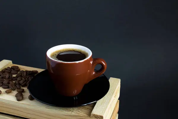 Caffè Nero Nella Tazza Marrone Sulla Scatola Legno Sullo Sfondo — Foto Stock