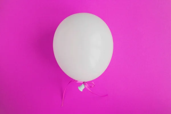 White Balloon Center Pink Background Close Copy Space — Stock Photo, Image