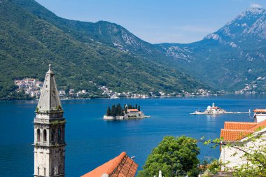 Güneşli bir günde şehrin panoramik manzarası, adalar ve körfez. Perast. Karadağ.