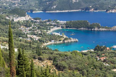Güneşli bir günde deniz ve kıyı manzarası. Korfu. Yunanistan.