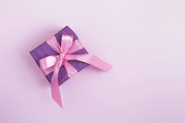 Vista Superior Caja Regalo Púrpura Con Lazo Rosa Atado Sobre — Foto de Stock