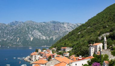 Güneşli bir günde şehrin ve körfezin panoramik manzarası. Perast. Karadağ.