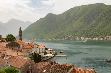 Güneşli bir günde şehrin ve körfezin panoramik manzarası. Perast. Karadağ.