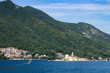 Adanın panoramik manzarası ve Meryem Ana 'nın kilisesi. Perast. Karadağ.