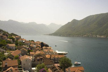 Güneşli bir günde şehrin ve körfezin panoramik manzarası. Perast. Karadağ.