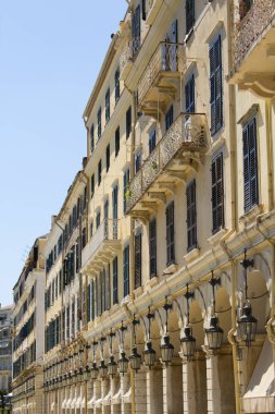 Sokak manzarası ve retro fenerler. Kerkyra. Korfu. Yunanistan.