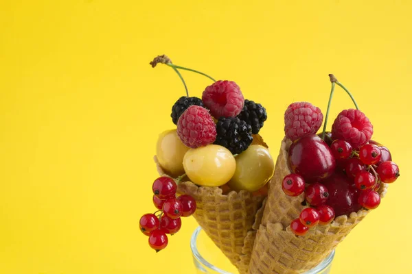 Waffle Cone Sorvete Com Frutas Bagas Fundo Amarelo Close Espaço — Fotografia de Stock