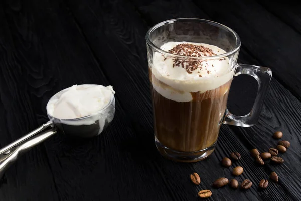 Café Frío Con Helado Vainilla Vaso Sobre Fondo Madera Negra — Foto de Stock