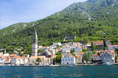 Güneşli bir günde şehrin ve körfezin panoramik manzarası. Perast. Karadağ.