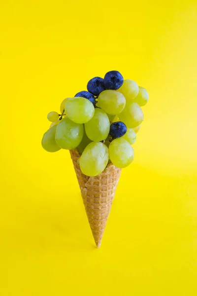 Grüne Trauben Und Blaubeeren Eisbecher Auf Gelbem Hintergrund Standort Vertikal — Stockfoto