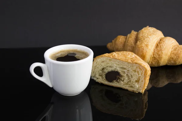 Kahve Fincanı Kruvasan Yakın Plan — Stok fotoğraf