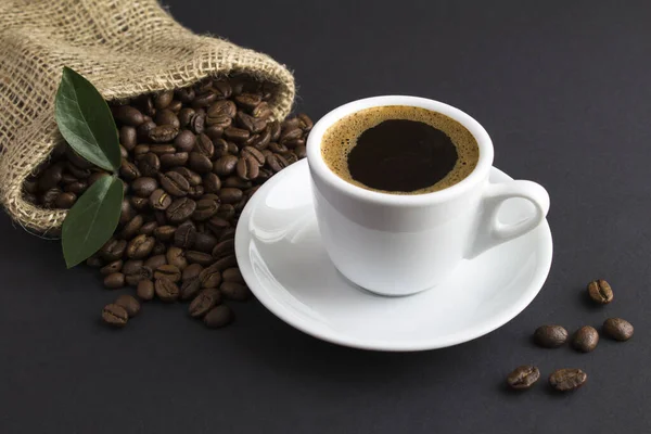 Close Zwarte Koffie Witte Beker Koffiebonen Zwarte Achtergrond — Stockfoto