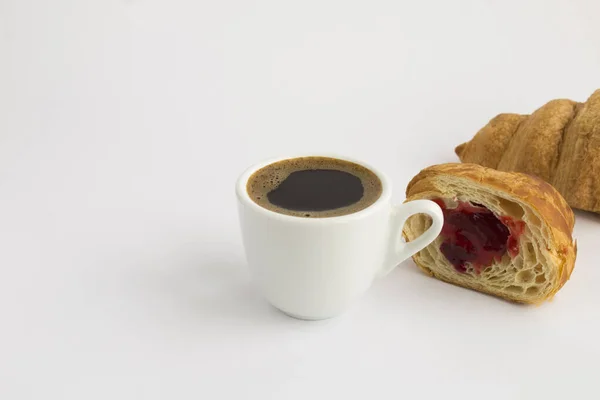 Närbild Svart Kaffe Den Vita Koppen Och Croissant Med Sylt — Stockfoto