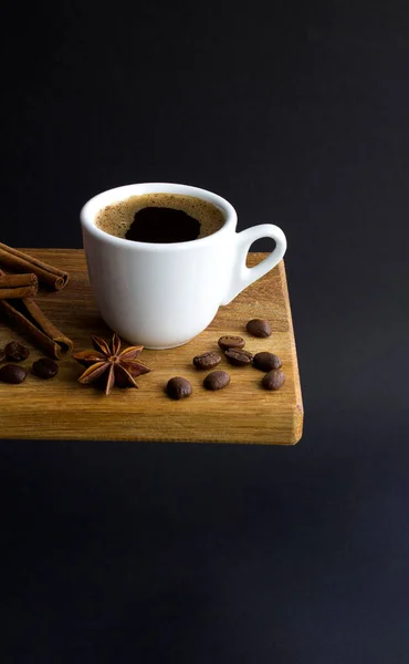 Koffiekop Koffiebonen Anijs Kaneel Houten Snijplank Zwarte Achtergrond Plaats Verticaal — Stockfoto