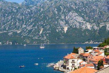 Güneşli bir günde şehrin ve körfezin panoramik manzarası. Perast. Karadağ.