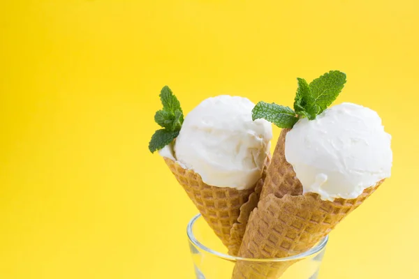 Nahaufnahme Auf Vanilleeis Einem Waffelkegel Auf Gelbem Hintergrund Kopierraum — Stockfoto