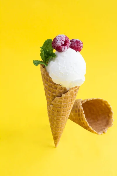 Крупный План Ванильного Мороженого Вафельном Рожке Малиной Желтом Фоне Расположение — стоковое фото
