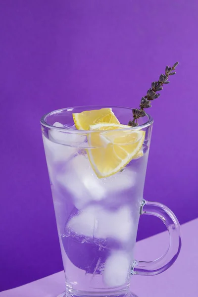 Close Cold Drink Ice Lemon Lavender Flower Drinking Glass Purple — Stock Photo, Image