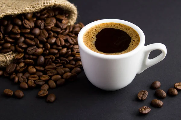 Close Zwarte Koffie Witte Beker Koffiebonen Zwarte Achtergrond — Stockfoto