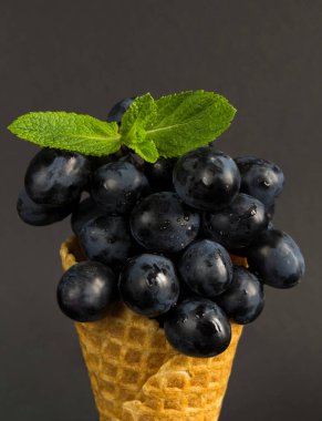 Dondurma külahındaki siyah üzüme yakın plan yap.