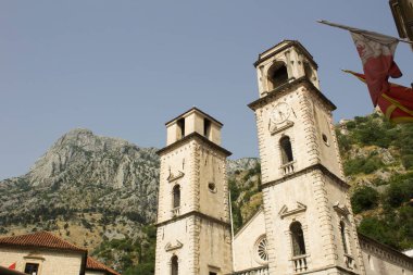 Bir yaz günü eski saat kulelerine yakın çekim. Kotor. Karadağ.