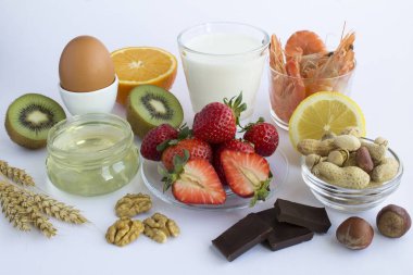 Beyaz arka planda gıda alerjisi var. Yakın plan. Gıda alerjisi konsepti.