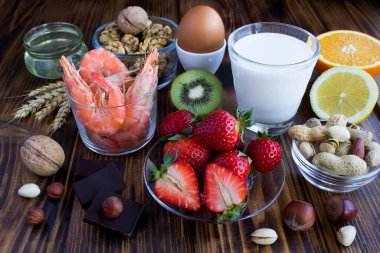 Ahşap arka planda gıda alerjisi var. Yakın plan. Gıda alerjisi konsepti.