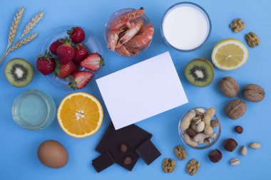 Mavi arkaplandaki gıda alerjilerinin en üst görüntüsü. Uzayı kopyala Gıda alerjisi konsepti.