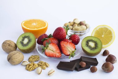 Alerjenler, meyve ve fındıklar beyaz arka planda. Yakın plan. Gıda alerjisi konsepti.