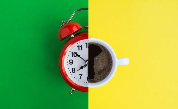 Collage Sveglia Rossa Tazza Caffè Sullo Sfondo Colorato Vista Dall — Foto Stock