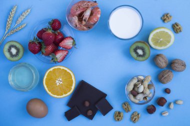 Mavi arkaplandaki gıda alerjilerinin en üst görüntüsü. Uzayı kopyala Gıda alerjisi konsepti.