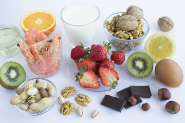 Beyaz arka planda gıda alerjisi var. Yakın plan. Gıda alerjisi konsepti.