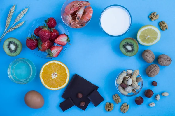 Mavi arkaplandaki gıda alerjilerinin en üst görüntüsü. Uzayı kopyala Gıda alerjisi konsepti.