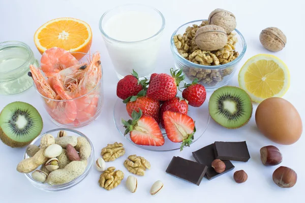 Beyaz arka planda gıda alerjisi var. Yakın plan. Gıda alerjisi konsepti.