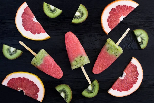 Top View Popsicles Kiwi Grapefruit Black Wooden Background Closeup — Stock Photo, Image