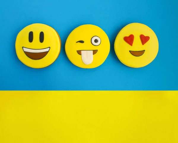 Smiley Form Pepparkakor Den Färgade Bakgrunden Närbild — Stockfoto